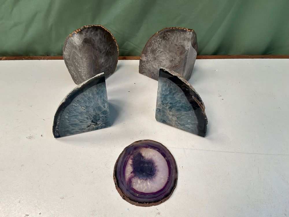 Lot 44: A Collection of Agate and Quartz Decorative Items