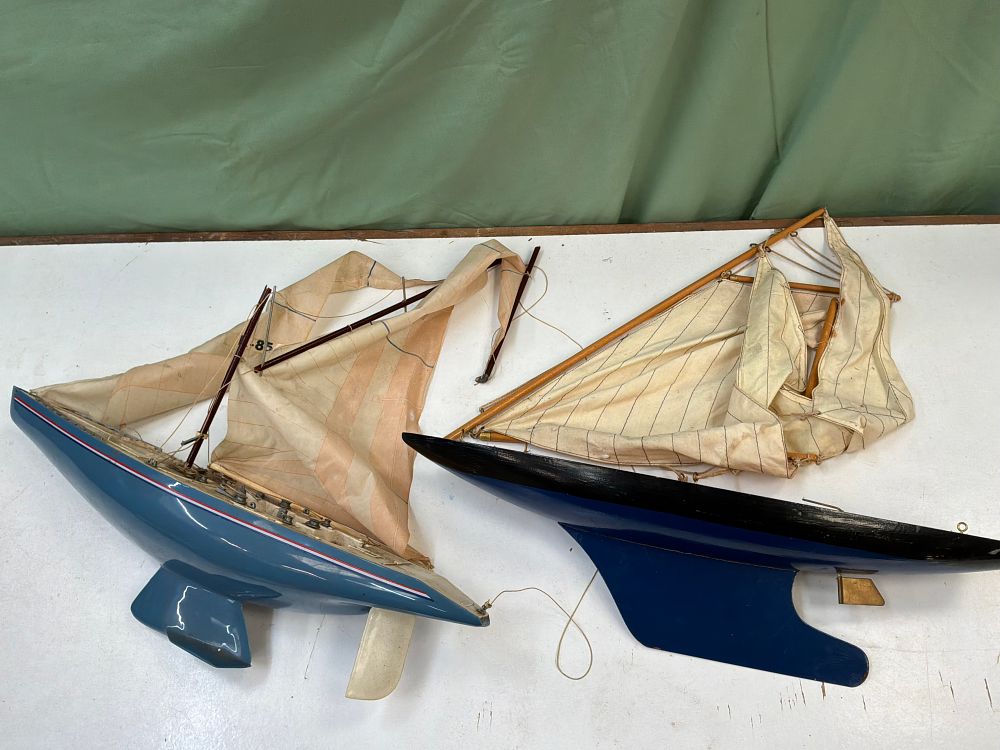 Lot 66: Two 20th Century Pond Yacht Models including a Blue Marked England Example