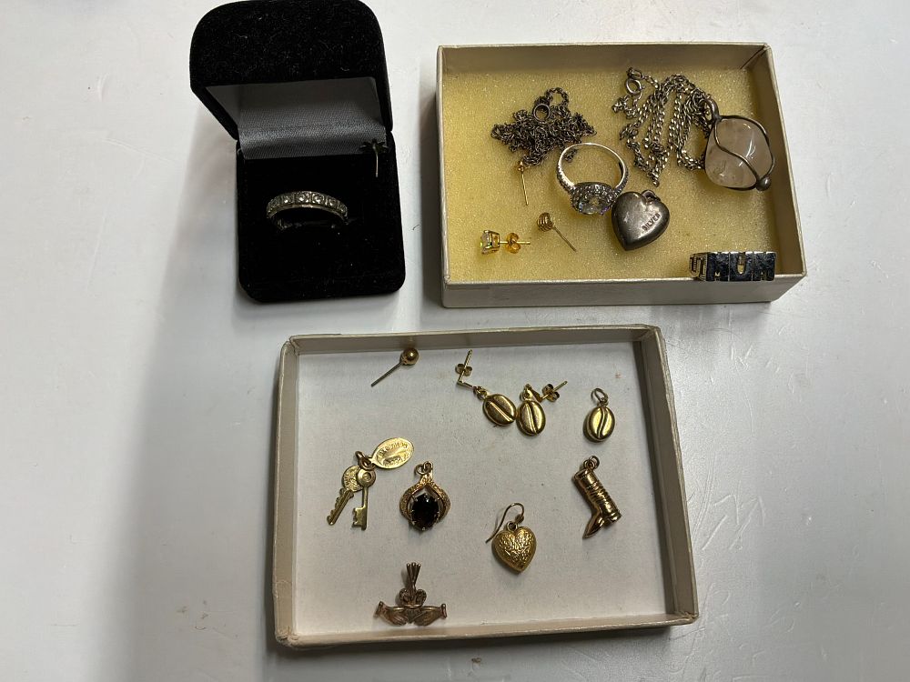 Lot 90: A Collection of Nine Carat Gold and Silver Jewellery including Garnet Examples