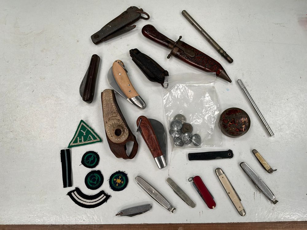 Lot 109: A Collection of Folding and Fixed Blade Knives and Militaria Including Girl Guide Examples