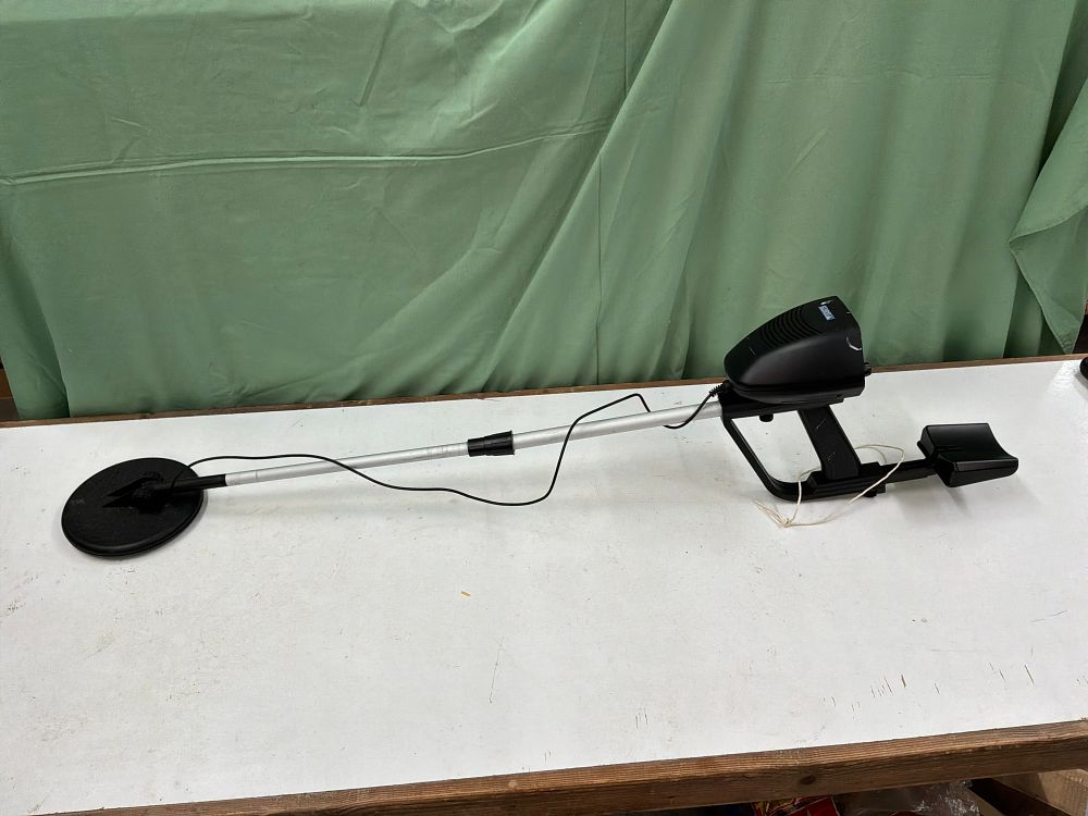 Lot 183: An Entry Level Analog Metal Detector with Adjustable Aluminium Shaft