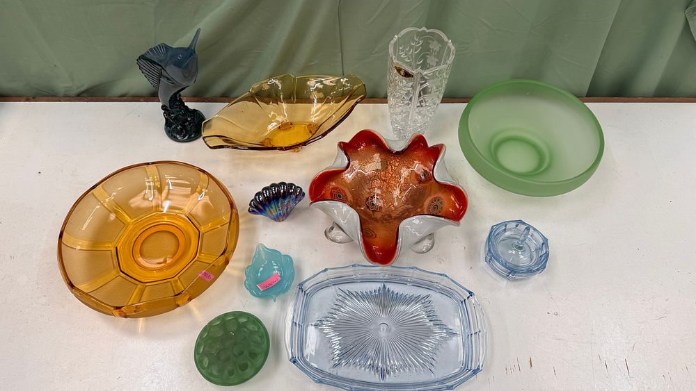 Lot 192: A Collection of Decorative Art and Pressed Glass Items Including Honour Crystal