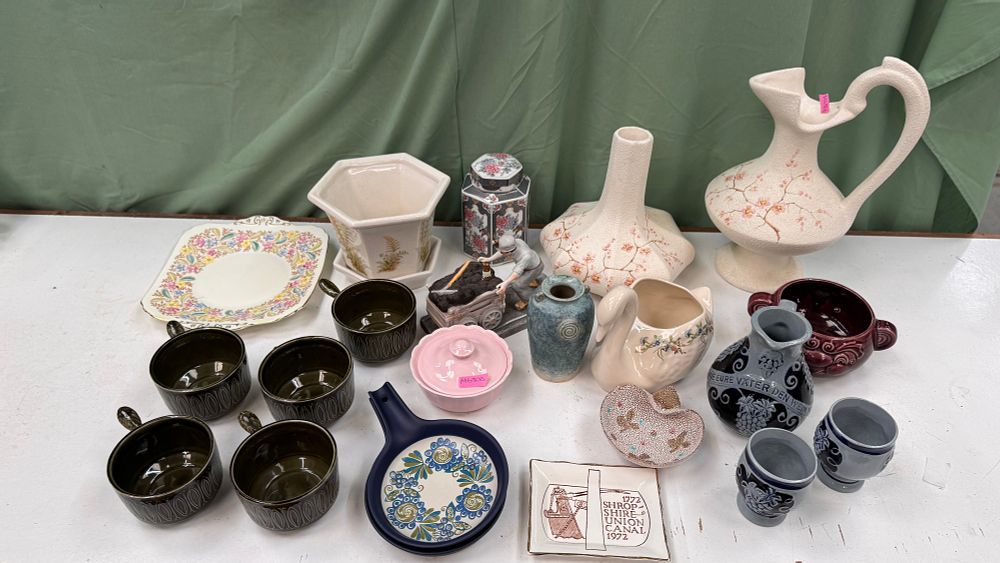 Lot 198: A Collection of Ceramic and Pottery Items Including Royal Winton, Sadler, and Figgjo Examples