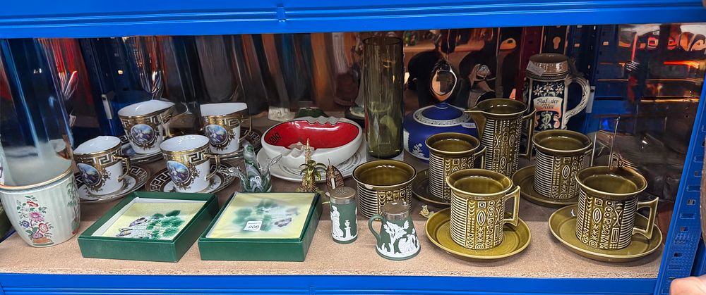 Lot 208: A Collection of Decorative Ceramics and Glassware Including Mdina and Wedgwood Examples