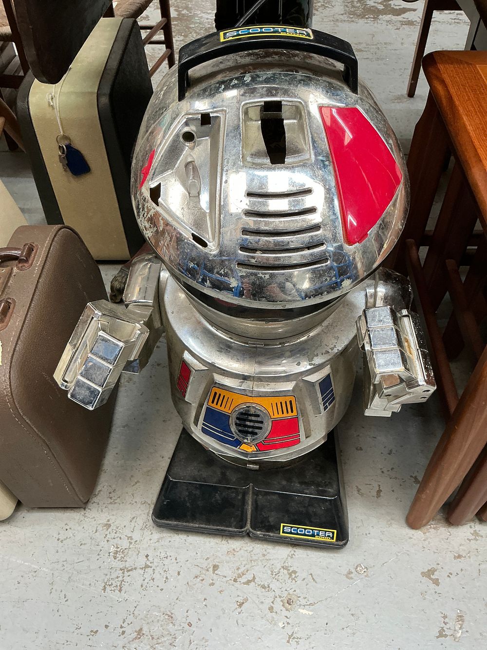 Lot 254: A Vintage Scooter 2000 Plastic Robot