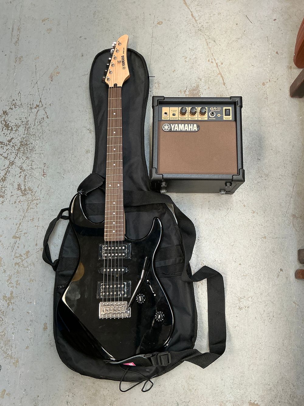 Lot 290: A Yamaha ERG 121 Electric Guitar Starter Set Including GA-10 Amplifier and Gig Bag