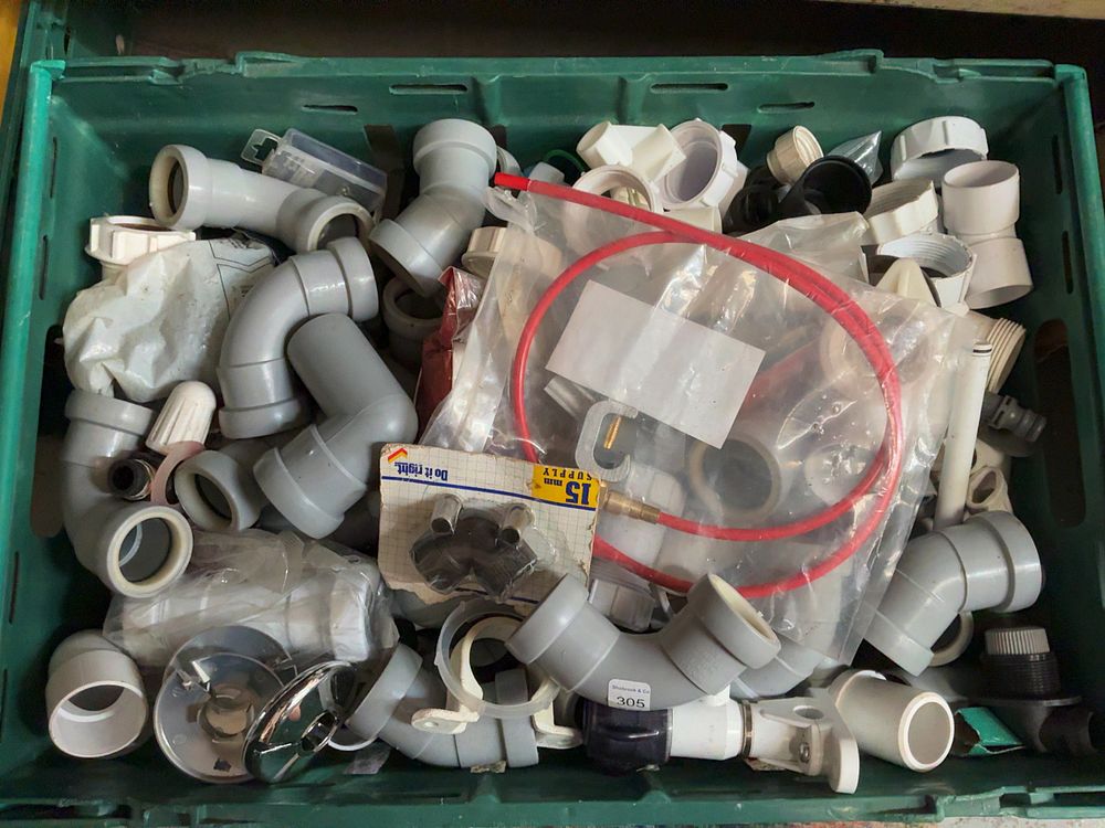 Lot 305: A Quantity of Mixed Plumbing Components and Flexible Connectors