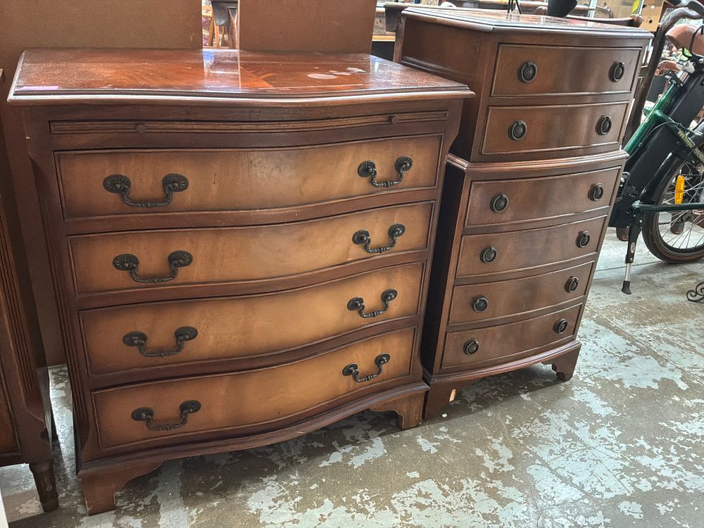 Lot 344: A Pair of Georgian style Mahogany Veneer Bow-fronted Chests