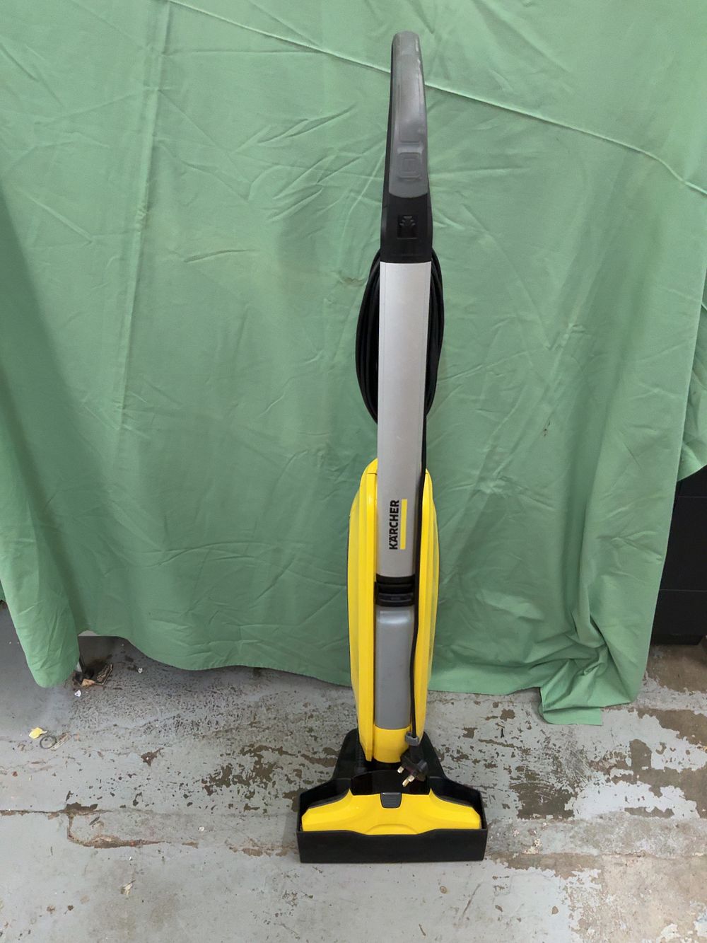 Lot 359: A Karcher FC 5 Corded Hard Floor Cleaner with Parking Station