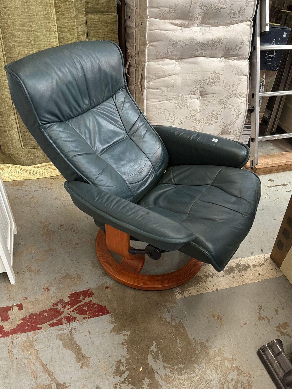Lot 361: A Stressless Scandinavian Style Teal Leather Swivel Recliner Chair