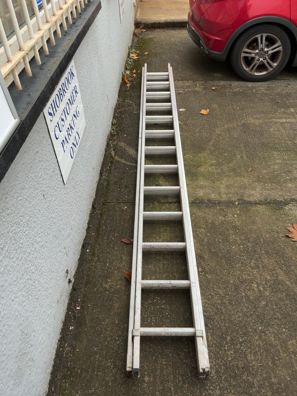 Lot 427: A Youngman Sterling Aluminium Two Section Extension Ladder