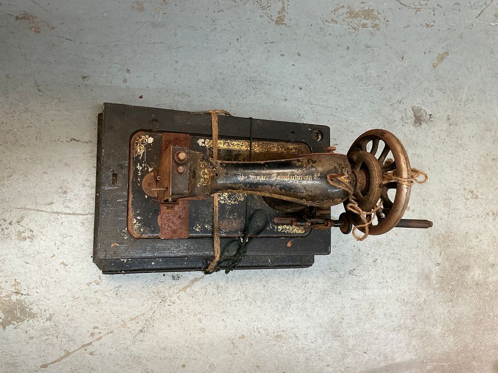 Lot 340: An Antique Singer Manufacturing Company Hand Crank Cast Iron Sewing Machine