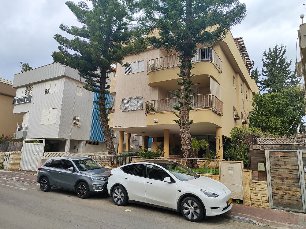 א. שמרת ושות | דירת גן בחולון מנאמן