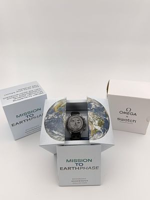 שעון "Swatch x Omega Bioceramic MoonSwatch "Mission to Earthphase (דגם SO33M102). שעון זה מציג 