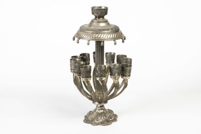 מזרקת יין עשויה פיוטר עם 12 כוסות. מחלק יין מרשים 
מעוטר באשכולות ענבים מובלטים 
עם 12 כוסות 