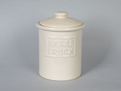 Bread Crock - מיכל קרמיקה הולנדי לאחסון לחם. מיכל קרמיקה ענק עם מכסה 
בגוון שמנת 
לאחסון לחם 