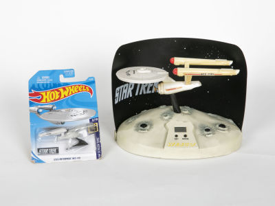 לוט Star Trek - אנטרפרייז. רדיו שעון מואר Wesco מ 1993 
השעון והתאורה נדלקים (אין אחריות 