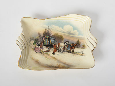 Royal Winton Grimwades אנגליה - מגש בסגנון ארט דקו. מגש פורצלן קטן, חתום 
איור מסדרת הכרכרות 