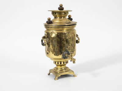 סמובר פליז רוסי עתיק, מ 1860. טולסקי סמובר (מהעיר טולה) 
נושא מדליות מ 1860 
ידיות עץ 
קיים 