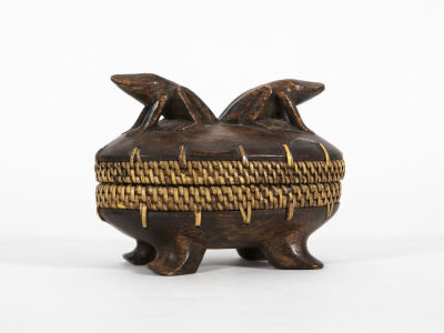 קופסה מגולפת וקלועה, צמד צפרדעים על המכסה. קופסת עץ מגולפת 
מוגבהת על 4 רגלים 
צמד צפרדעים על 