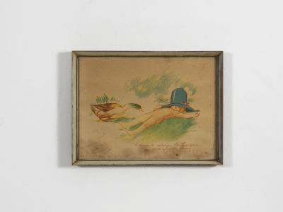 George Redon - הדפס הומוריסטי לחדר השירותים, מ 1931 
ממוסגר במסגרת עץ. 
ילד מנמנם על הדשא, וברווז 