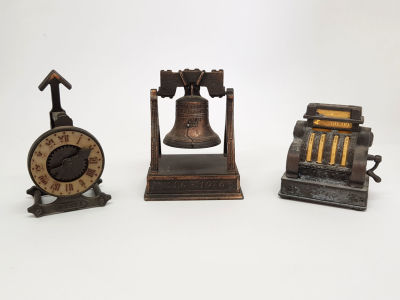 לוט מחדדים משנות ה-70. שלושה מחדדים קינטיים 
בצורת פעמון, שעון וקופה רושמת 
הפעמון תוצרת PlayMe ספרד