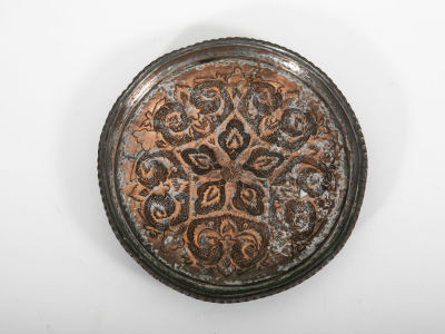 מגש נחושת מרוקע 
עם מתלה בחלקו האחורי 
קוטר 32