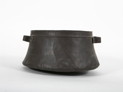 מיכל נחושת לעצים ליד האח. קערת נחושת גדולה 
עם ידיות נשיאה משני צדדיה 
שימשה במקור לאחסון עצים 