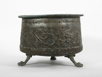 מיכל נחושת ענק לאחסון עצים ליד האח. מיכל נחושת מרוקע, 
מוגבה על רגליים 
שימש לאחסון עצים לצד האח 