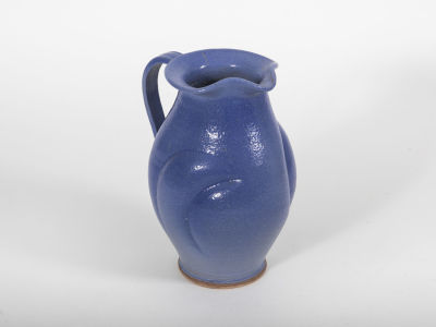 כד קרמיקה עם ידית. גובה 24 ס"מ 
קרמיקת סטודיו 
צ'יפ קטן בבסיס