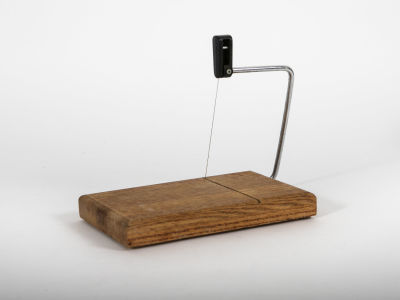 לוח לחיתוך והגשת גבינה. קרש חיתוך 
שמחוברת אליו ידית וחוט מתכת 
לחיתוך חלק של גבינות. 
מידות 