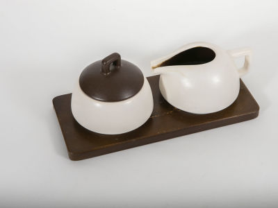 סט בית היוצר צבי. סט חלבון וסוכרון על מגש 
במצב חדש 
28/13 ס"מ גובה 14 ס"מ