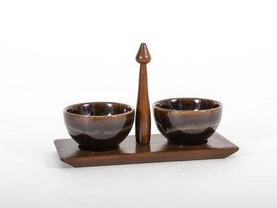 סט קרנת. צמד קעריות הגשה 
על מגש, עם ידית נשיאה 
מידות 23/10/16 ס"מ