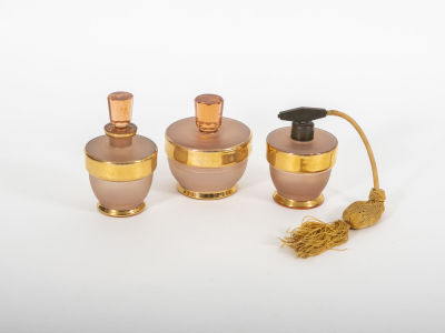 סט טיפוח מזכוכית ורודה . סט לפינת הטואלט 
הכולל בקבוק או-דה-קולון עם מרסס (לא תקין) 
