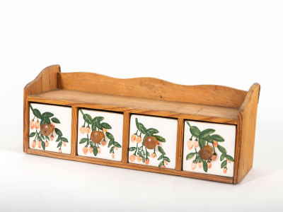 מדף עץ עם מגירות קרמיקה מצויירות ביד. מדף עץ מקסים לתליה במטבח 
עם שני מתלים בחלקו האחורי, 
ארבע 