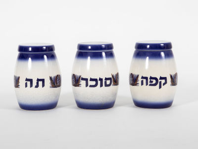 טס צנצנות כפר מנחם מושלם. סט לסוכר קפה תה 
קרמיקה תוצרת כפר מנחם 
במצב מושלם