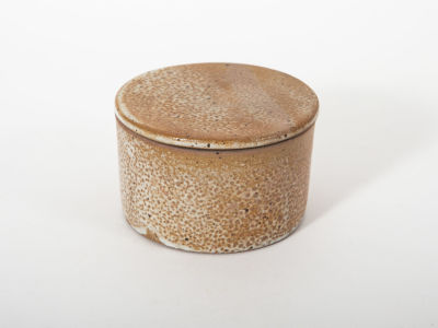 כלי צרפתי לשמירת טריות החמאה. כלי קרמיקה צרפתי לשמירת החמאה בתוך מים 
מיועד לשמירה על טריות 