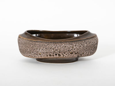 כלי פלקרמיק . סנטרפיס לסידור פרחים 
תוצרת פלקרמיק, 
חתום ומדבקת היצרן המקורית בבסיס. 
אורך 30 