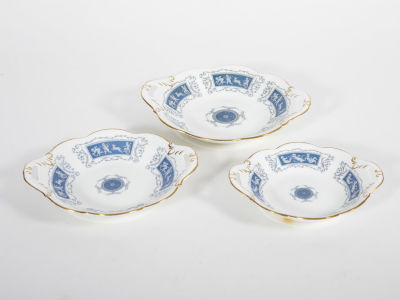 Coalport אנגליה - שלישיית צלחות הגשה בון צ'יינה בעיטור כרובים. סט של שלוש צלחות הגשה Bone China 