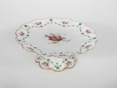 Late foley shelley אנגליה - טזה עתיקה, קטנה ויפהפיה . צלחת פורצלן עתיקה על רגל 
תוצרת Late foley 