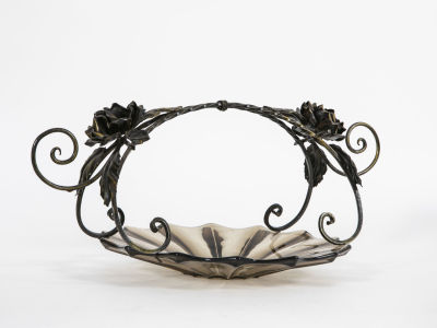 צלחת פירות ענקית עם ידית פרזול אומנותית. צלחת פירות מרשימה מאד 
עשויה זכוכית מעושנת עם תבליט 