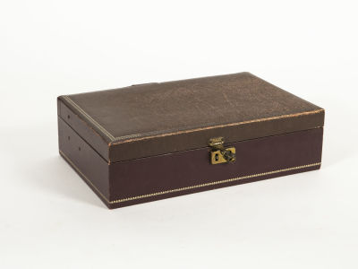 Mele ארה"ב - תיבת תכשיטים וינטג', מצופה עור. תיבת תכשיטים מהודרת 
מצופה עור 
תוצרת Mele ארה"ב 