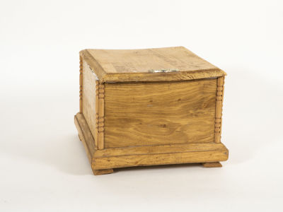 ארגז עץ ענק לכלי תפירה. תיבת עץ גדולה 
שמשה במקור לכלי תפירה 
הריפוד המקורי איננו, במקומו הוצמדה 