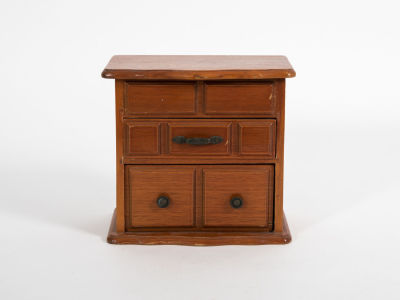 תיבת תכשיטים מנגנת, תיבת נגינה לתכשיטים. ארונית תכשיטים יפה וישנה 
מרופדת בקטיפה 
בפתיחה של 