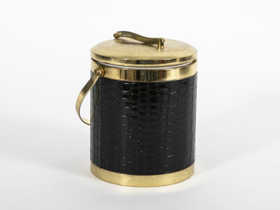 דלי מהודר לקרח. דלי קרח 
עשוי פלסטיק קשיח 
מצופה בציפוי דמוי עור 
מכסה, בסיס וידית עשויים פליז 