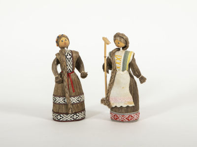 צמד בובות מסיבים טבעיים. צמד בובות עממיות, ארוכות צמה 
עשויות מסיבים טבעיים כלשהם בשילוב עץ ובד. 