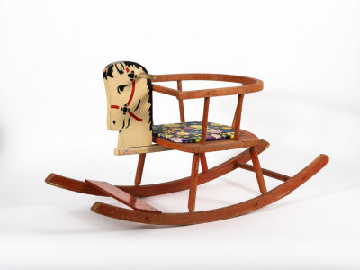 סוס נדנדה. וינטג' אירופאי 
סוס נדנדה חזק ואיכותי של פעם 
עשוי עץ, עם מושב מרופד 
מידות 85/40/50 ס"מ