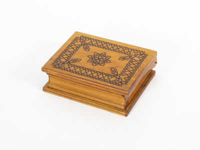 קופסת עץ דמויית ספר. קופסת עץ נפתחת על ציר 
מעוטרת בעבודת צריבה 
מידות 16/12/5 ס"מ