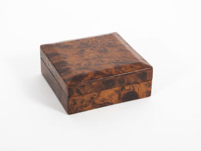 קופסה ריבועית מעץ שורש. קופסה קטנה עם מכסה תואם 
סגירה חלקה ומדוייקת 
מידות 11/11/4 ס"מ