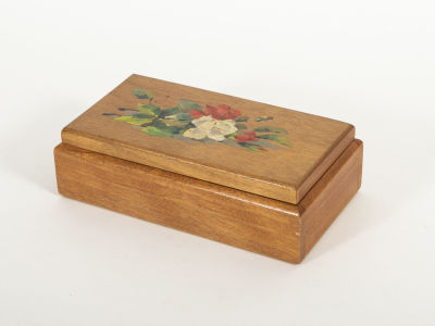 קופסת עץ מצויירת ביד, לציוד תפירה . 27/15/8 ס"מ
